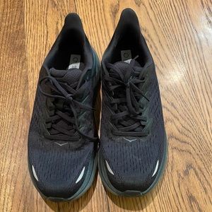 Hoka Black tennis shoes CLIFTON 8